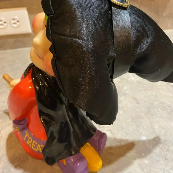 Glenda Good Witch on her broom - Picture 4 of 8